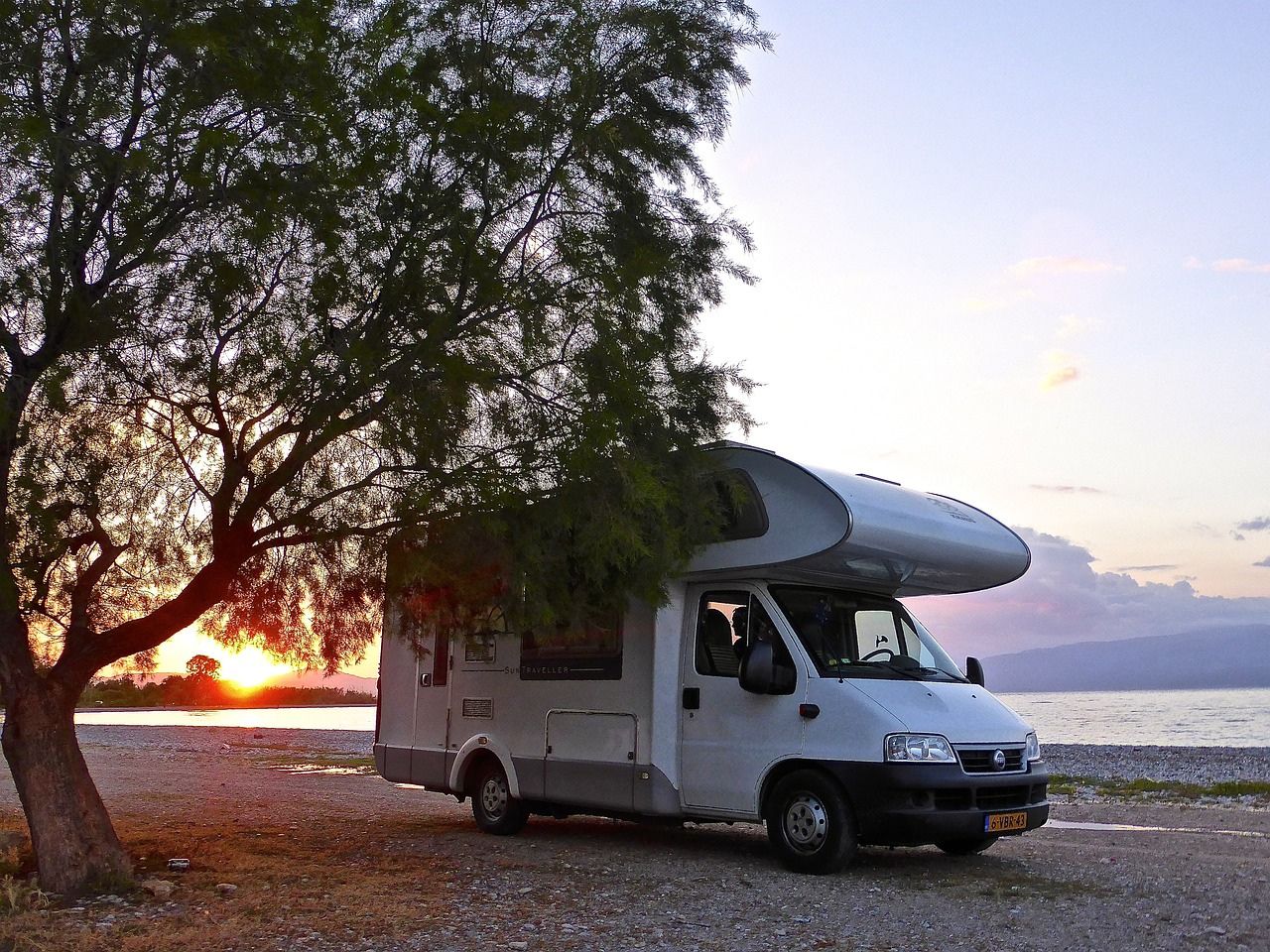 W2W-PORTABLE-WATER-FILTER-CARAVAN-ON-BEACH
