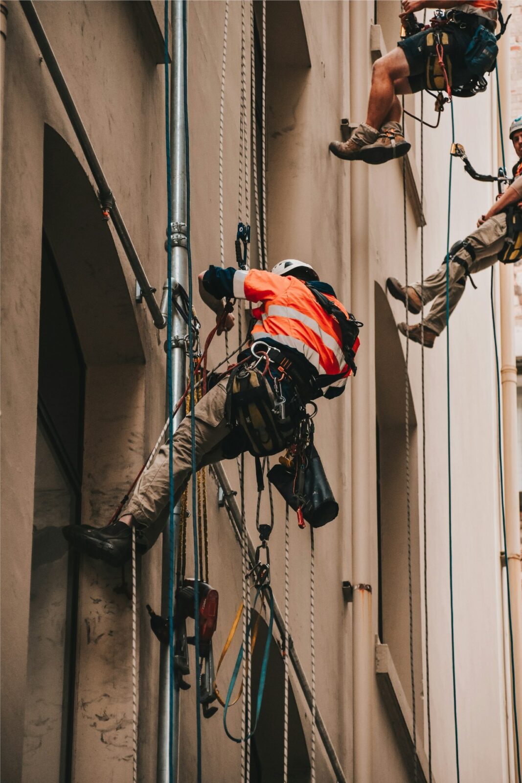 W2W-CONSTRUCTION-WORKERS-ON-OUTSIDE-OF-BUILDING-IN-HI-VIS-JACKETS
