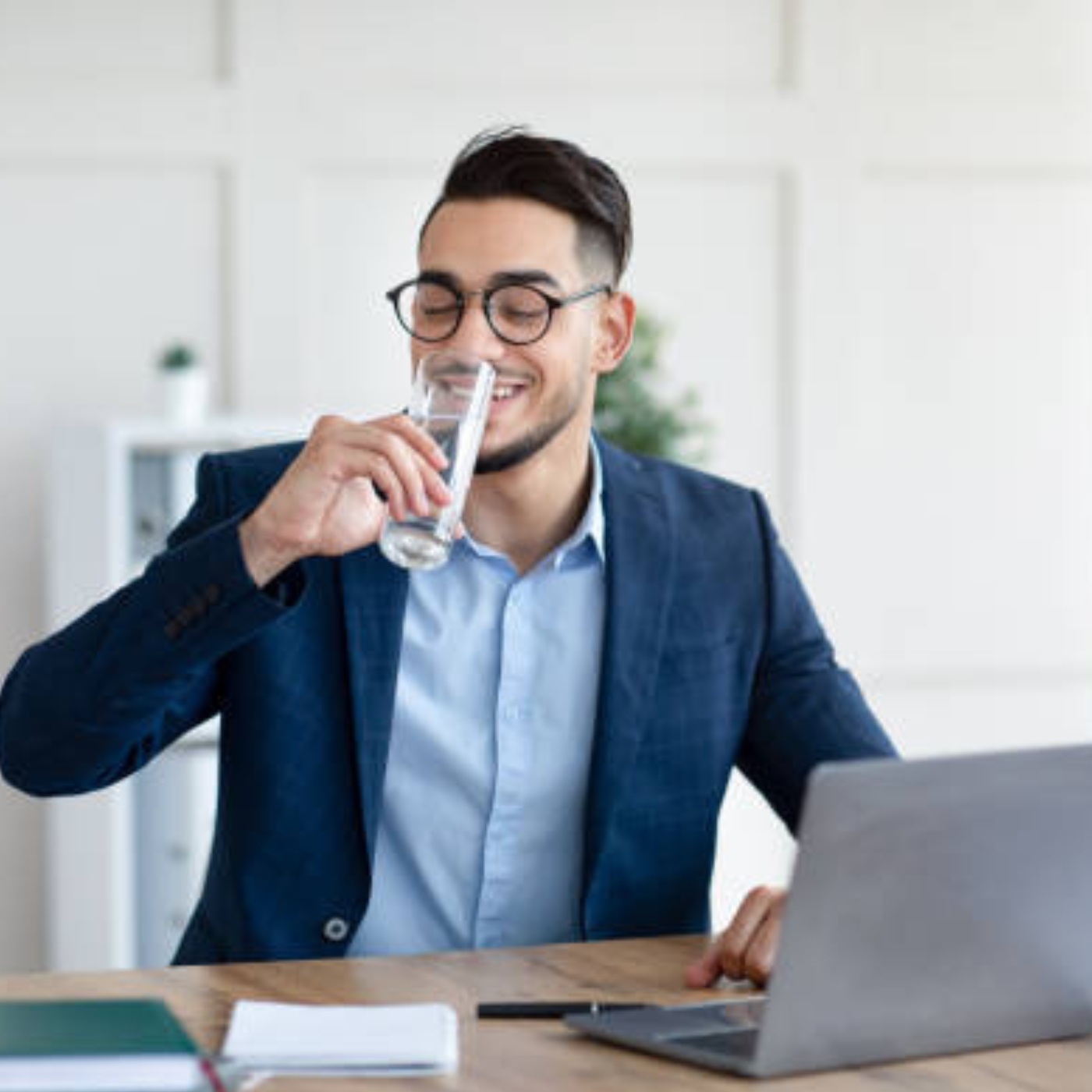 W2W-OFFICE-WORKER-DRINKING-WATER-AT-HIS-DESK
