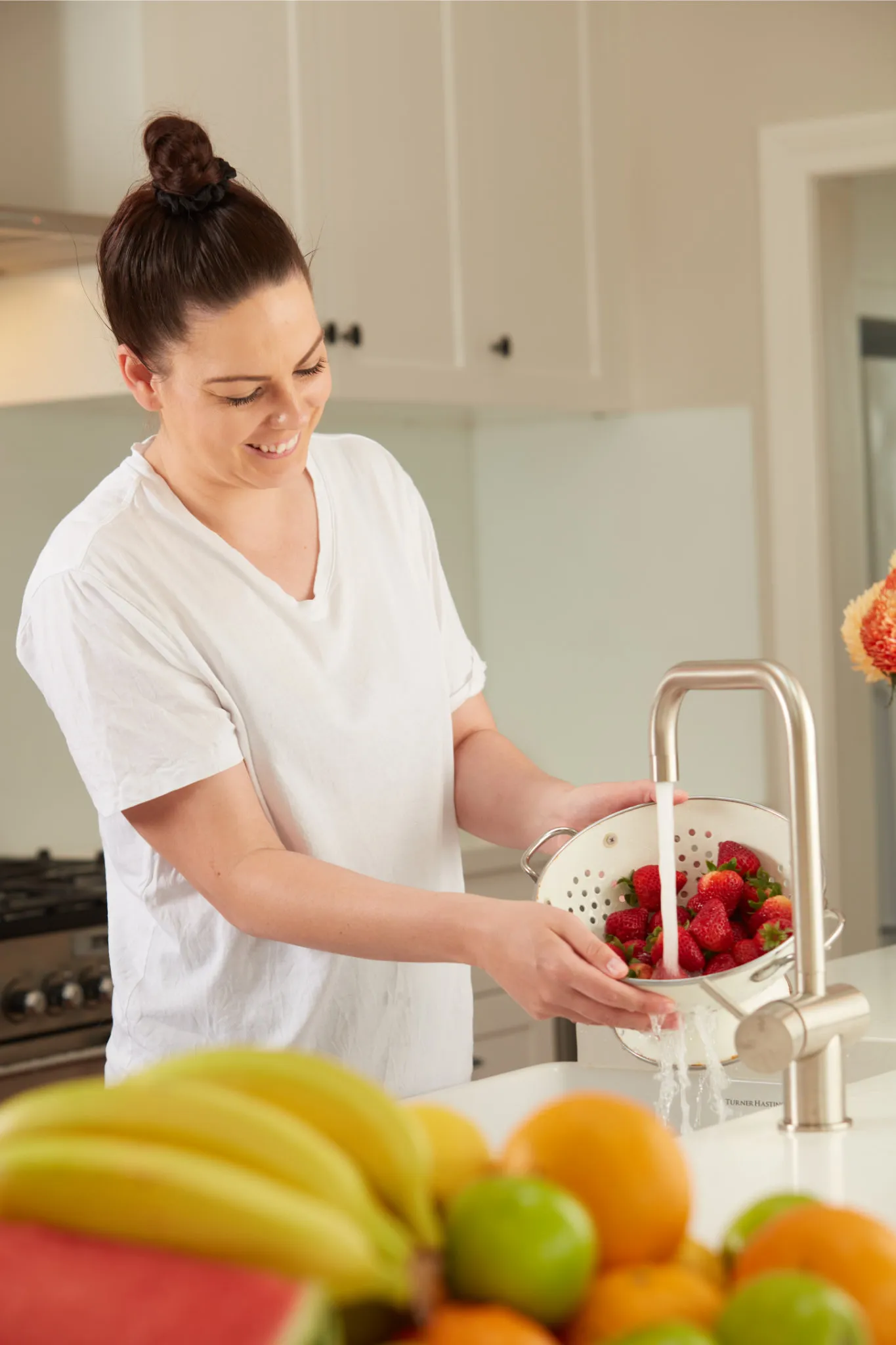 W2W-CUSTOMER-WASHING-FRUIT-WITH-FILTERED-WATER-FROM-KITCHEN-FAUCET