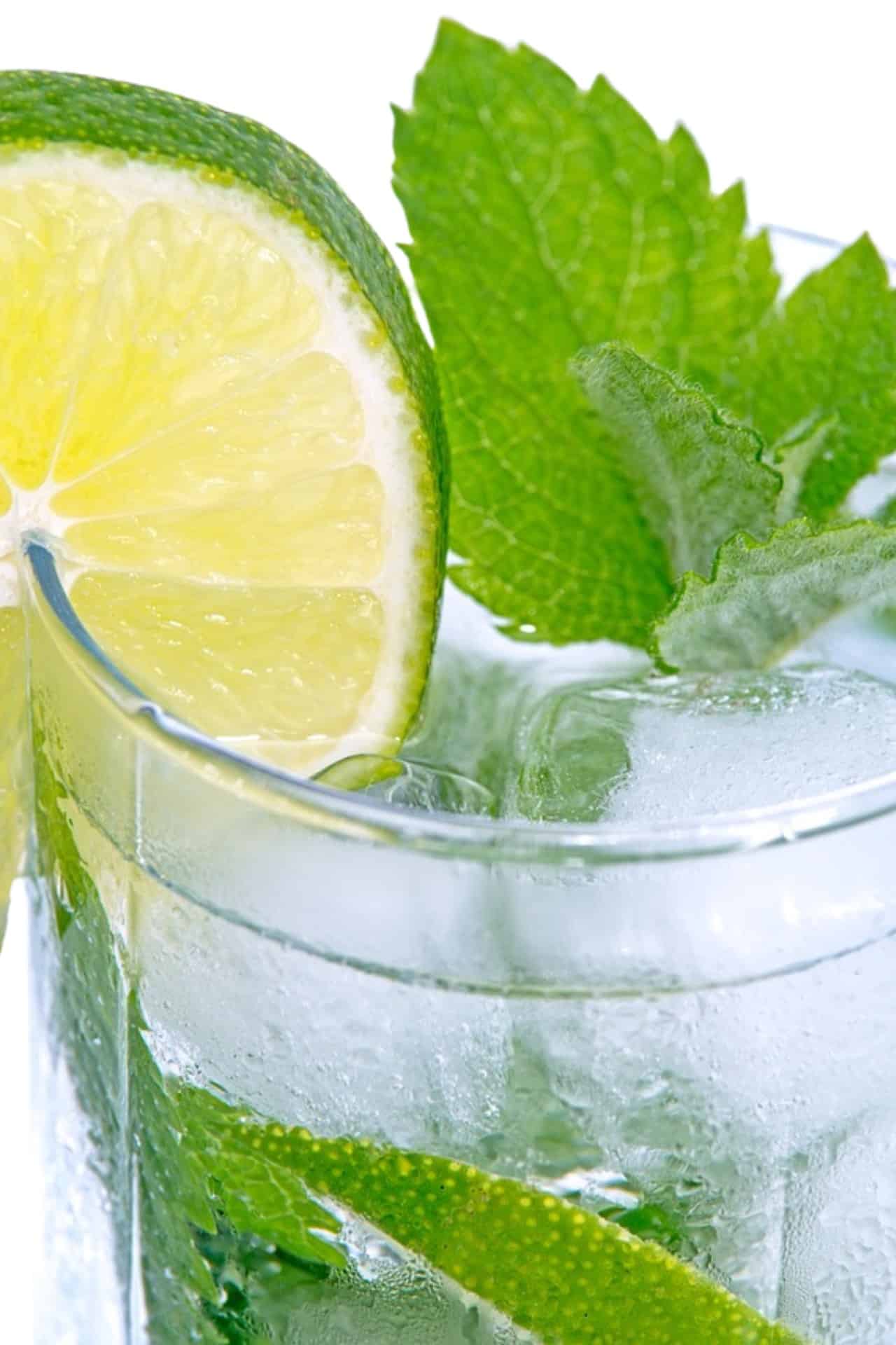 W2W-GLASS-OF-FILTERED-WATER-WITH-ICE-AND-LIME
