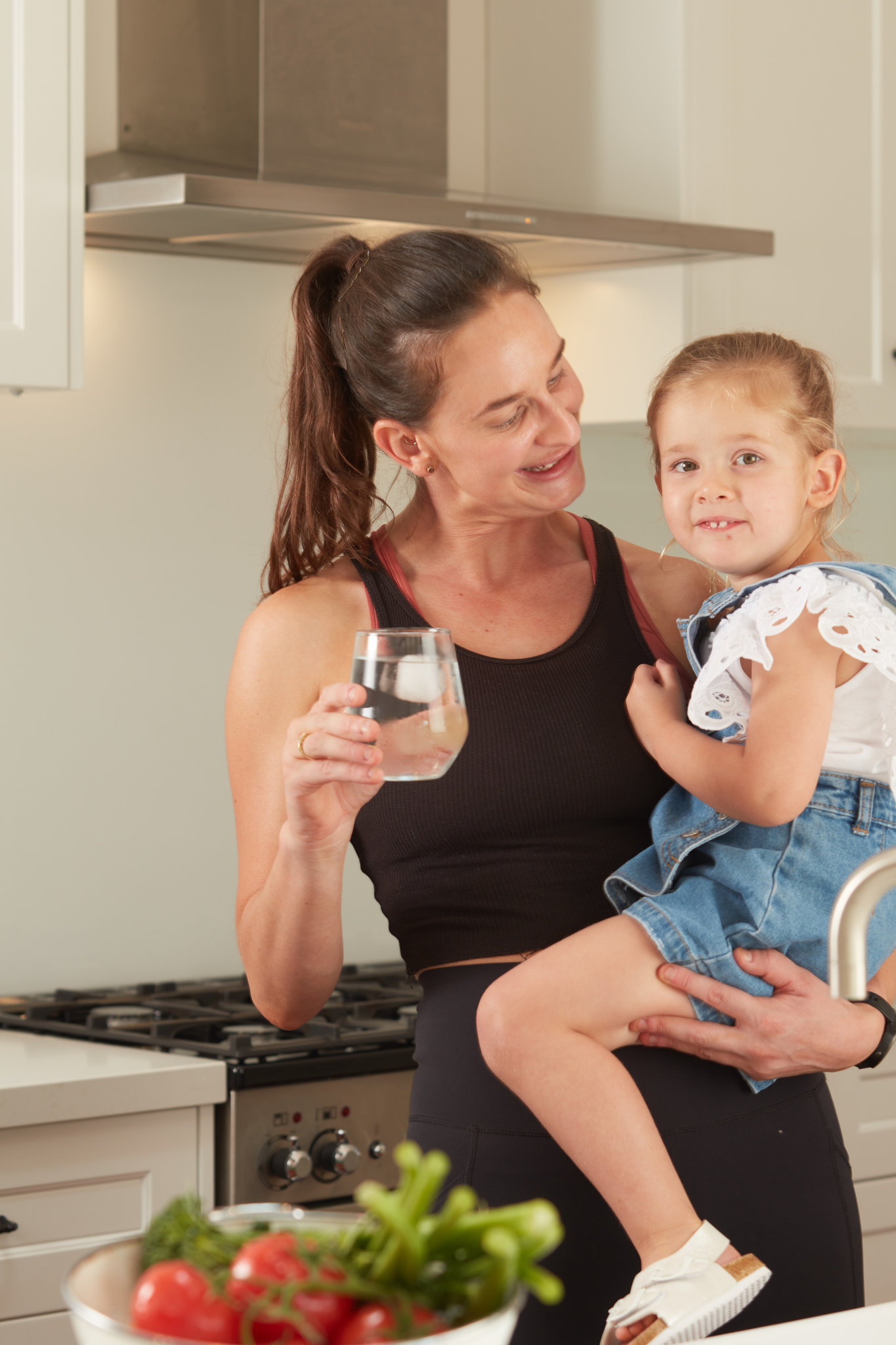 W2W-WATER-COOLER-MUM-AND-DAUGHTER-ENJOY-CHILLED-GLASS-OF-WATER