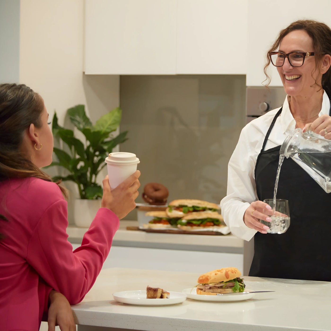 W2W-WAITRESS-POURING-GLASS-OF-FILTERED-WATER
