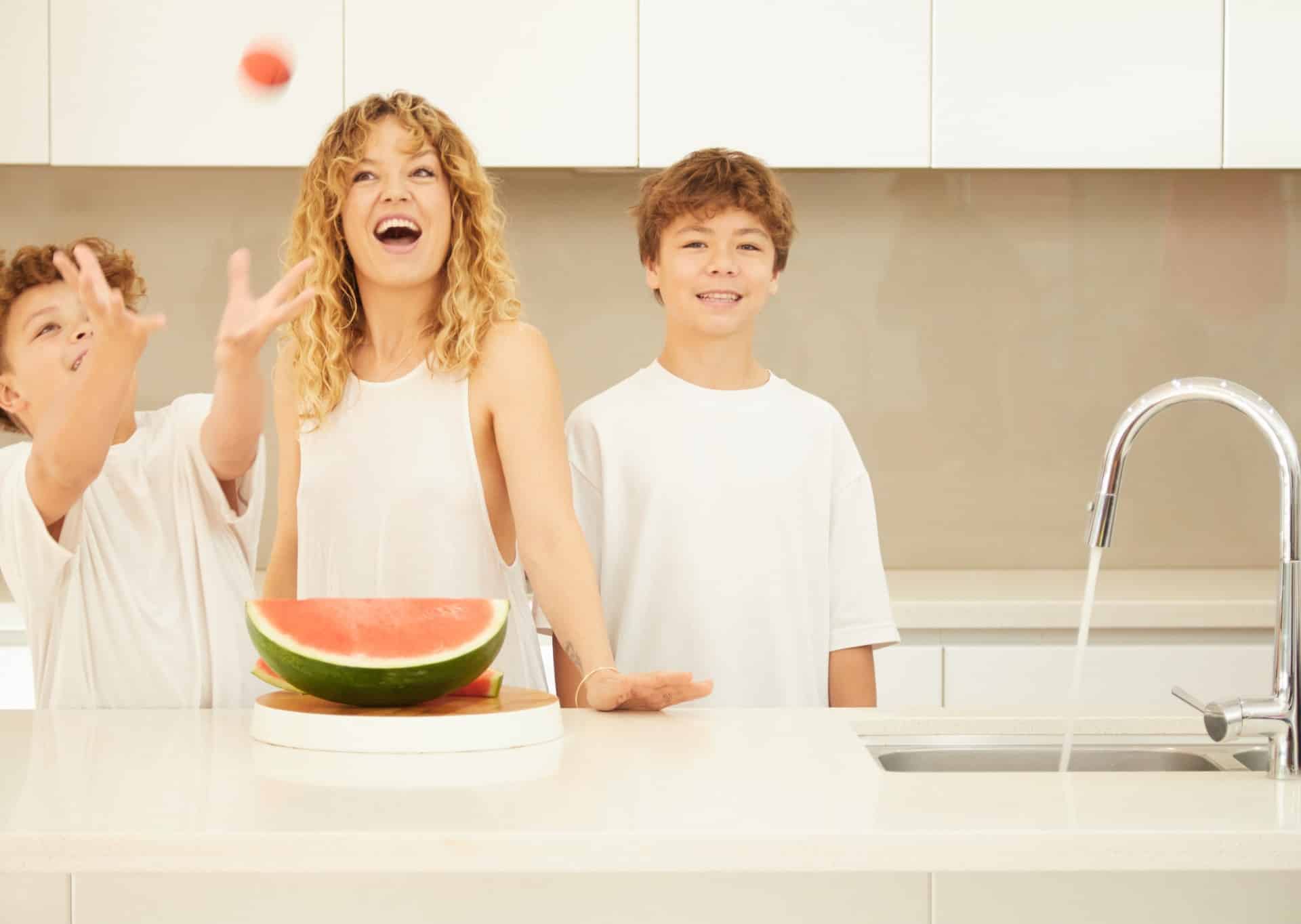 W2W-FAMILY-IN-KITCHEN-WITH-FILTERED-WATER-TAP