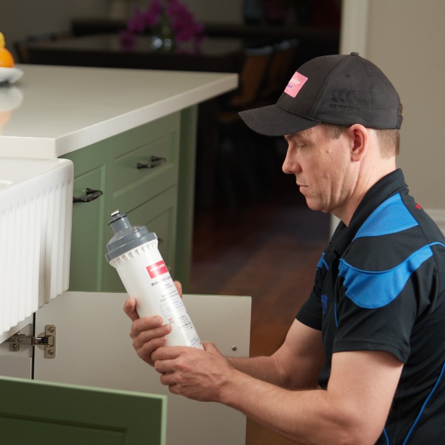 W2W-WATER-FILTRATION-TECHNICIAN-FITTING-UNDER-SINK-SYSTEM